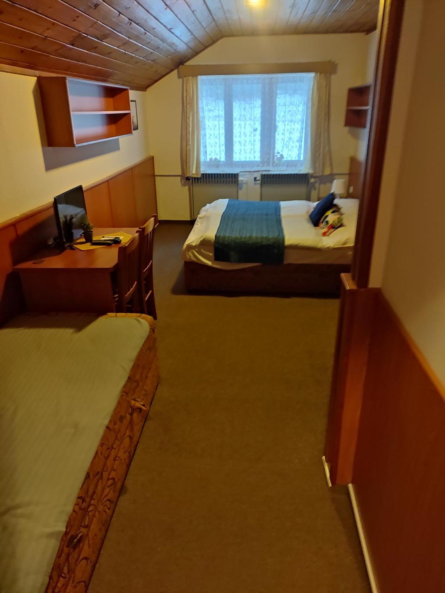 Hotel Maredis Rero Корженов Екстер'єр фото